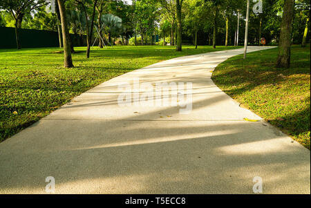 Kiesweg in einem Park mit grünen Wiesen und Bäume um Stockfoto