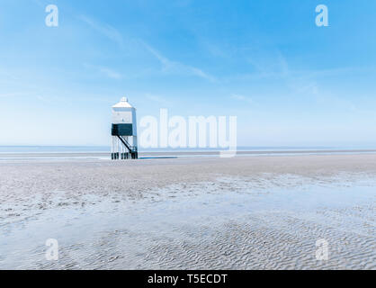 Leuchtturm auf Burnham-on-Sea Strand, Somerset UK. Am Mittag, kraftvolles Licht und Schatten der Leuchtturm Struktur zu markieren. Stockfoto