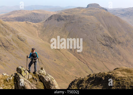 Eine einsame weibliche Wanderer auf dem Weg zu den Gipfeln des Kirk fiel und Great Gable suchen, mit schwarzen Segeln, im englischen Lake District National Park. Stockfoto