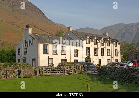 Der Wasdale Head Inn, in der Nähe der nordöstlichen Leiter der Wast Water im Nationalpark Lake District in Cumbria, England. Stockfoto