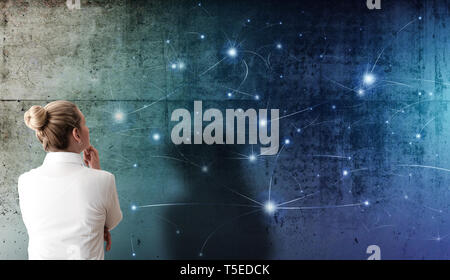 Ansicht der Rückseite des blonden Frau an der Projektion der Netzwerkstruktur mit glühenden Knoten auf rauen Beton Wand suchen, soziale Netzwerk Konzept Stockfoto