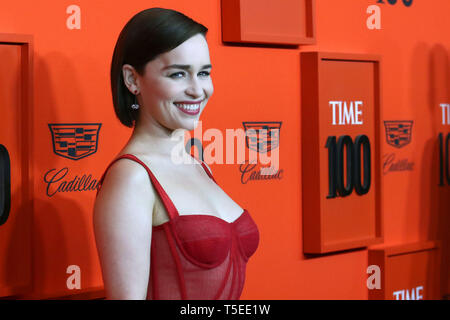 Emilia Clarke besucht die 2019 mal 100 Gala am Jazz am Lincoln Center in New York. Stockfoto