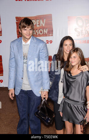 LOS ANGELES, Ca. September 25, 2006: Schauspieler Ashton Kutcher & Frau Schauspielerin Demi Moore & Tochter Schauspielerin TALLULAH BELLE WILLIS am Los Angeles Premiere seines neuen Films "Open Season" im Griechischen Theater, Hollywood. Bild: Paul Smith/Featureflash Stockfoto