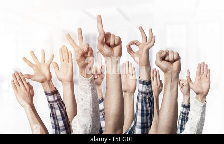 Zeile des Menschen Hände, die verschiedene Gesten Stockfoto