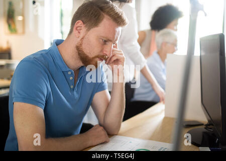 Frustriert betonte business Mann in einem Büro Stockfoto