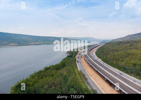 Drone schuss Luftaufnahme Landschaft im Bau Autobahngebühren in der Nähe von grossen natürlichen Fluss Stockfoto