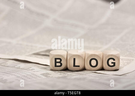Medien Konzept - holzwürfel auf Zeitung zu Wort BLOG Stockfoto