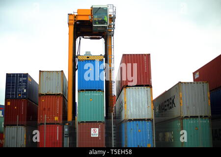 Belfast, County Antrim, Nordirland, 29, März, 2019 - Bunte Container sind, gesehen im Hafen von Belfast, Nordirland Irealnd gestapelt. Straddle Carrier werden am häufigsten für das Stapeln und Verschieben von Containern statt direkt Verladen auf Lkw eingesetzt. Paul McErlane Stockfoto