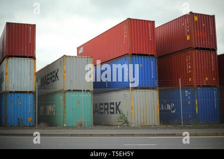 Belfast, County Antrim, Nordirland, 29, März, 2019 - Bunte Container sind, gesehen im Hafen von Belfast, Nordirland Irealnd gestapelt. Straddle Carrier werden am häufigsten für das Stapeln und Verschieben von Containern statt direkt Verladen auf Lkw eingesetzt. Paul McErlane Stockfoto