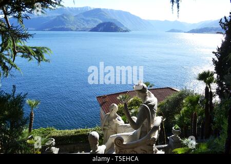 Varenna/Italien - April 9, 2014: Antike Skulpturen der Villa Monastero in Varenna und Panoramablick auf den Comer See und das Bellagio Halbinsel. Stockfoto