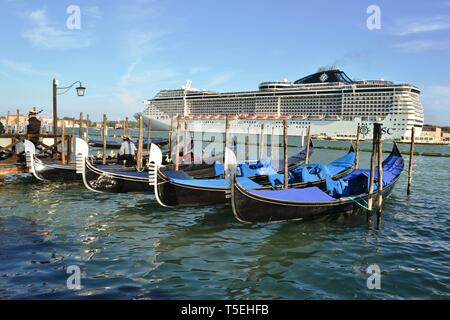 Venedig / Italien - April 20, 2014: Ein Panoramablick auf einem Kreuzfahrtschiff MSC Verlassen der Lagune von Venedig, im sonnigen Ostertag, gondoliere und verankerte Gondeln. Stockfoto