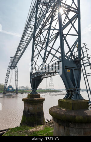 Newport Transporter Bridge, South Wales verwendet eine motorisierte Gondel hängen von der Struktur der Fluss Usk zu überqueren. Stockfoto