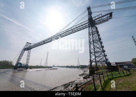 Newport Transporter Bridge, South Wales verwendet eine motorisierte Gondel hängen von der Struktur der Fluss Usk zu überqueren. Stockfoto