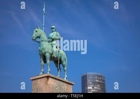 Die2 Denkmal an den Ufern des Rheins im Stadtteil Deutz, Köln Triangle Tower, Köln, Deutschland das Kuerassier-Denkmal bin Ke Stockfoto