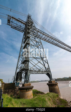 Newport Transporter Bridge, South Wales verwendet eine motorisierte Gondel hängen von der Struktur der Fluss Usk zu überqueren. Stockfoto