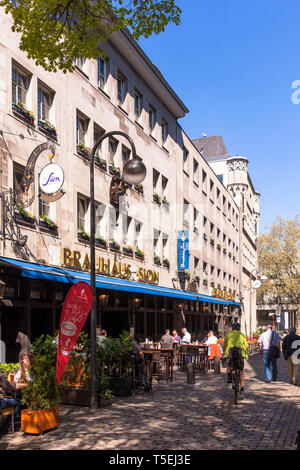 Der Pub Sion im historischen Teil der Stadt, Köln, Deutschland. Brauhaus Sion in der Altstadt, Köln, Deutschland. Stockfoto