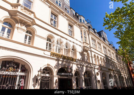 Der Pub Peters im historischen Teil der Stadt, Köln, Deutschland. Peters Brauhaus in der Altstadt, Köln, Deutschland. Stockfoto