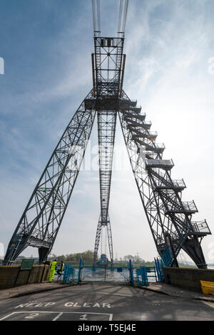 Newport Transporter Bridge, South Wales verwendet eine motorisierte Gondel hängen von der Struktur der Fluss Usk zu überqueren. Stockfoto