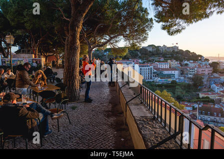 Menschen am Miradouro Sophia de Mello Breyner Andresen auch als Aussichtspunkt Miradouro Da Graca in Lissabon, Portugal, bekannt Stockfoto