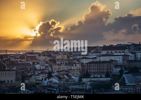 Sonnenuntergang gesehen von miradouro Sophia de Mello Breyner Andresen auch als Aussichtspunkt Miradouro Da Graca in Lissabon, Portugal, bekannt Stockfoto