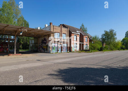 Doel, Belgien - 21 April, 2019: fast verlassene Dorf, Street Art auf einem verwüstet, ehemaligen Tankstelle Stockfoto