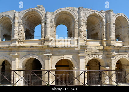 Das römische Amphitheater von Arles, einer Stadt und Gemeinde im Süden Frankreichs, im Département Bouches-du-Rhône Stockfoto