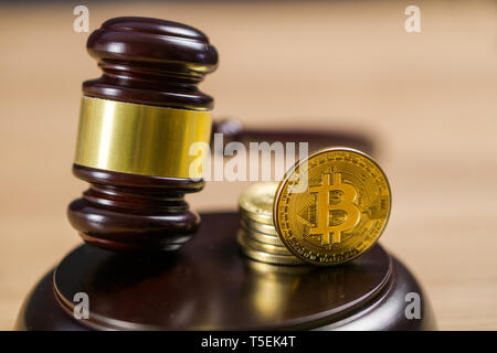 Bitcoin Verordnung. BTC crypto Münze und Hammer auf einem Schreibtisch. Stockfoto