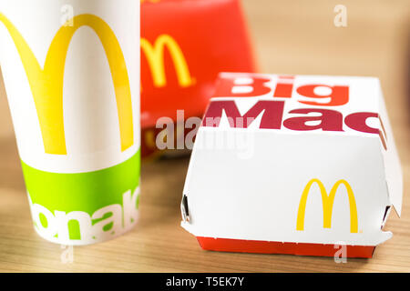 Ljubljana, Slowenien - 27 Dezember, 2018: Big Mac Box mit McDonald's Logo auf Tabelle im McDonald's Restaurant Stockfoto