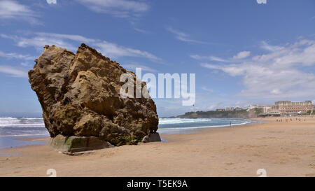 Strand in der Bucht von Biskaya, in Biarritz, einer Stadt an der Atlantikküste im Departement Pyrénées-Atlantiques im französischen Baskenland southweste Stockfoto