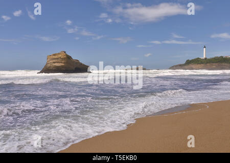 Strand und Leuchtturm in Biarritz, einer Stadt an der Atlantikküste im Departement Pyrénées-Atlantiques im französischen Baskenland in südwestlichem Fra Stockfoto