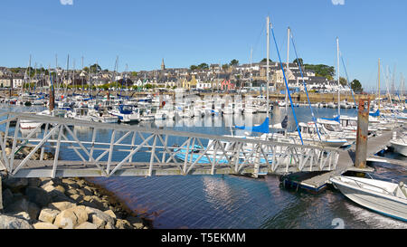 Hafen und Stadt Douarnenez Tréboul, eine Gemeinde im Département Finistère in der Bretagne in Frankreich. Stockfoto