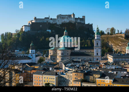 Salzburger Altstadt, Blick über die Dächer der Altstadt in Richtung auf die Stadt, die Kathedrale (Dom) und die Hügel Burg (Festung Hohensalzburg), Österreich Stockfoto