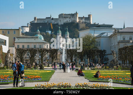 Salzburg Schloss Mirabell, Blick auf den Mirabellgarten in Richtung Salzburger Dom und der Stadt auf einem Hügel Burg (Festung Hohensalzburg), Österreich. Stockfoto