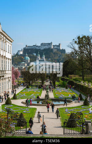 Salzburg, Blick auf das Schloss Mirabell Gardens (Mirabellgarten) in Richtung auf die Stadt, die Kathedrale und die Burg auf einem Hügel, Salzburg, Österreich. Stockfoto