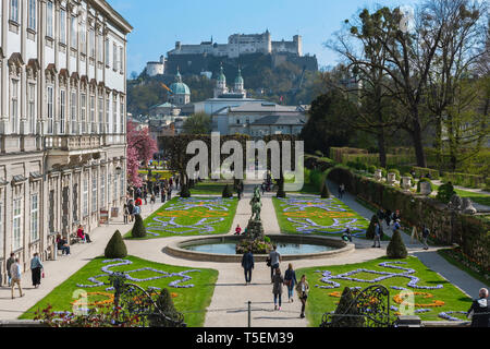 Schloss Mirabell, Blick auf das Schloss Mirabell Gardens (Mirabellgarten) in Richtung auf die Stadt, die Kathedrale und die Burg auf einem Hügel, Salzburg, Österreich. Stockfoto
