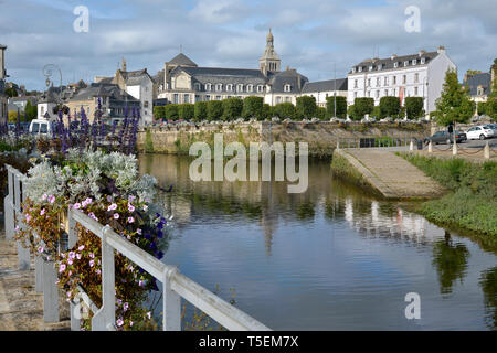 Fluss Laila und Abtei Sainte Croix Quimperlé, eine Gemeinde im Département Finistère in der Bretagne im Nordwesten Frankreichs. Stockfoto