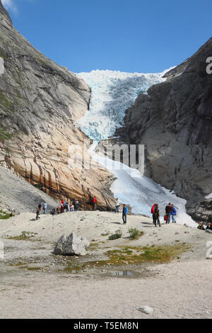 Gletscher Briksdalsbreen und Touristen. Olden, Norwegen Stockfoto