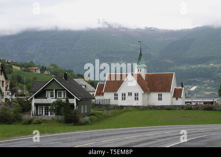 Siedlung und Kirche. Olden, Norwegen Stockfoto