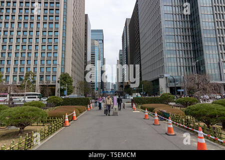 Aus Gründen der Kaiserpalast in Tokio werden von modernen Gebäuden umgeben. Die Gegend ist nicht so überlaufen wie der Rest der Stadt und ist ideal zum Wandern Stockfoto