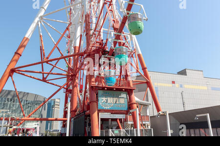 Berühmte Tokyo Ferris Wheel @ Odaiba lohnt sich eine Fahrt ist Sie haben 15 Minuten Zeit einen herrlichen Panoramablick auf die Bucht von Tokio und Odaiba zu erhalten. Stockfoto