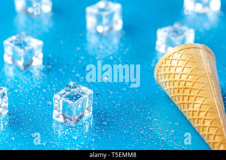 Leere Eis und Eiswürfel auf der blauen Fläche Stockfoto