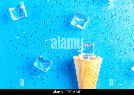 Leere Eis und Eiswürfel auf frischen blauen Hintergrund Stockfoto