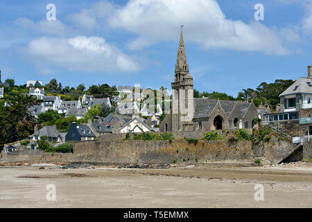 Kirche und Strand von Saint-Michel-en-Grève, französische Gemeinde im Département Côtes-d'Armor in der Bretagne im Nordwesten Frankreichs. Stockfoto