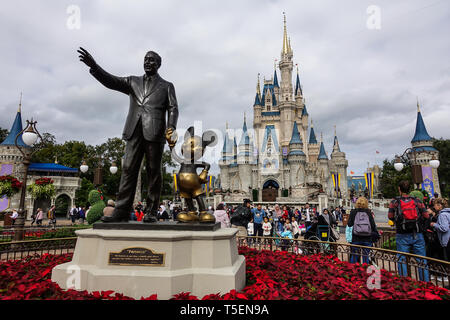 Orlando, FL/USA - 02/10/18: horizontale Ansicht von Walt Disney und Mickey Mouse Partner Statue vor cinderellas Schloss in Disney World. Stockfoto