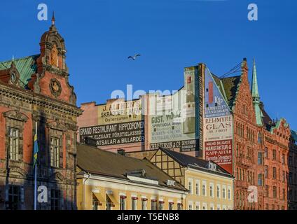 Panorama banner Paläste auf dem Platz Stortorget übersehen. Die Stortorget erstellt im Jahre 1540 ist mit 2.500 qm das größte und auch das Olde Stockfoto