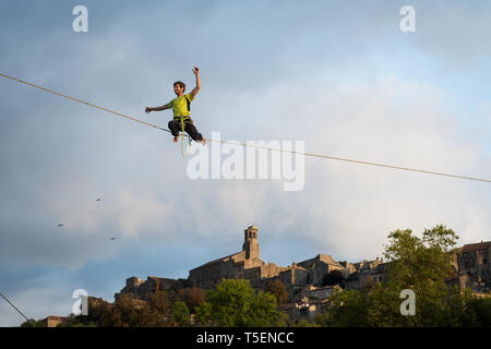 Argeles sur Mer, Frankreich - Oktober 03: ein Mann tun hightline auf einem Seil, Royal, Cordes sur Ciel, Frankreich am Oktober 03, 2014 in Argeles sur Mer, Frankreich. Stockfoto