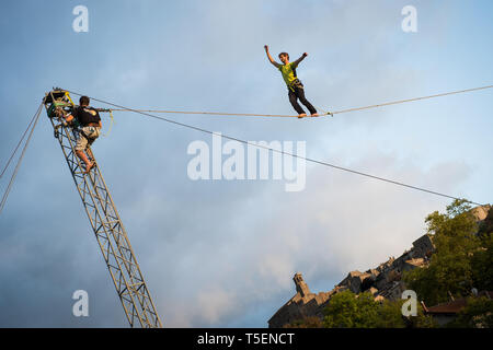 Argeles sur Mer, Frankreich - Oktober 03: zwei Personen während einer Sitzung higline, Royal, Cordes sur Ciel, Frankreich am Oktober 03, 2014 in Argeles sur Mer, Frankreich. Stockfoto