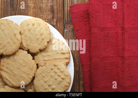 Home gebackene Erdnussbutter Cookies auf Holz. Stockfoto