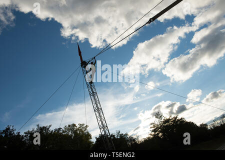 Argeles sur Mer, Frankreich - Oktober 03: Ein Mann, der an einem Seil für eine Highline Sitzung, Royal, Cordes sur Ciel, Frankreich am Oktober 03, 2014 in Argeles sur Mer, Frankreich. Stockfoto