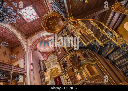 Ungarn, Budapest, Dohany Straße Große Synagoge, der Innenraum mit Kronleuchtern und die Lade mit einer Kanzel auf der rechten Seite. Stockfoto